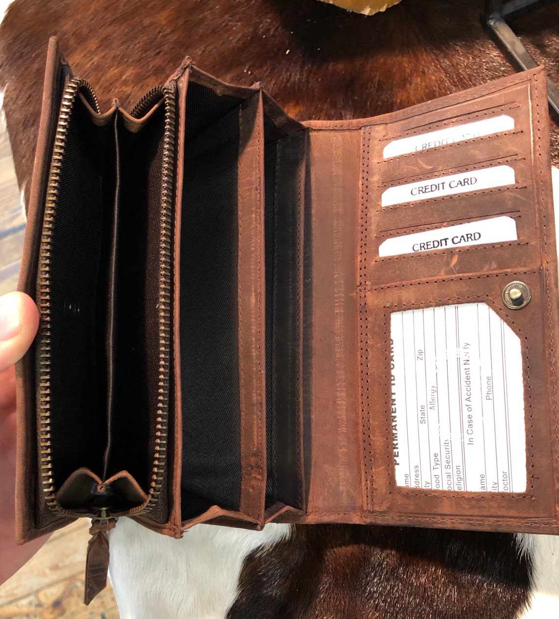 Lady's Leather Wallet, Multiple pockets